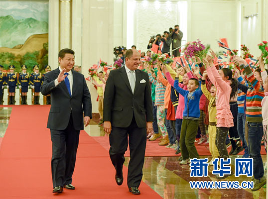 1月6日，國(guó)家主席習(xí)近平在北京人民大會(huì)堂同哥斯達(dá)黎加總統(tǒng)索利斯舉行會(huì)談。這是會(huì)談前，習(xí)近平在人民大會(huì)堂北大廳為索利斯舉行歡迎儀式。新華社記者 李學(xué)仁 攝