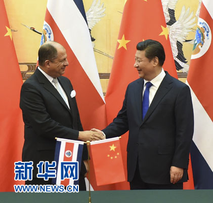 1月6日，中國(guó)國(guó)家主席習(xí)近平在北京人民大會(huì)堂同哥斯達(dá)黎加總統(tǒng)索利斯舉行會(huì)談。這是習(xí)近平與索利斯在簽字儀式后握手。 新華社記者 張鐸 攝