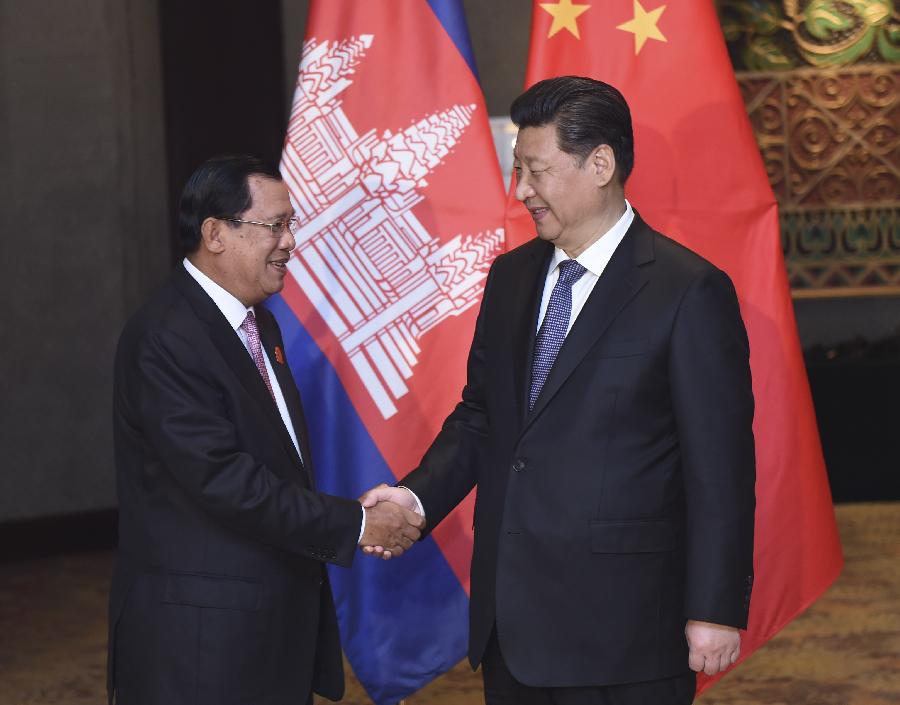 4月23日，國家主席習近平在雅加達會見柬埔寨首相洪森。新華社記者張鐸攝 