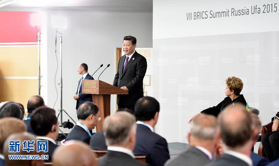 7月9日，金磚國家領(lǐng)導(dǎo)人同金磚國家工商理事會代表對話會在俄羅斯烏法舉行。中國國家主席習(xí)近平、俄羅斯總統(tǒng)普京、巴西總統(tǒng)羅塞夫、印度總理莫迪、南非總統(tǒng)祖馬等共同出席。新華社記者 張鐸 攝 