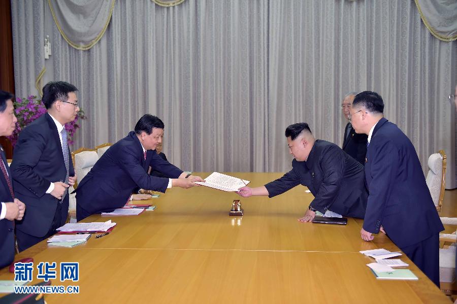 10月9日，中共中央政治局常委、中央書記處書記劉云山在平壤百花園迎賓館會見朝鮮勞動黨第一書記金正恩。這是劉云山向金正恩轉(zhuǎn)交習(xí)近平總書記的親署函。新華社記者 李濤 攝