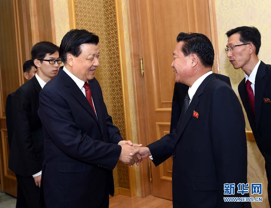 10月9日，在朝鮮進(jìn)行正式友好訪問的中共中央政治局常委、中央書記處書記劉云山與朝鮮勞動黨中央政治局委員、中央書記崔龍海舉行會談。新華社記者 饒愛民 攝