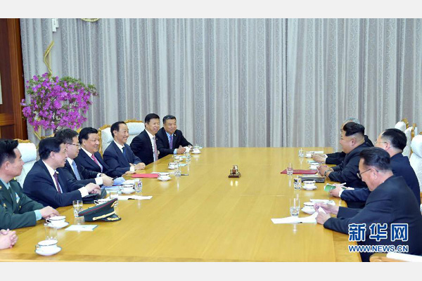 10月9日，中共中央政治局常委、中央書記處書記劉云山在平壤百花園迎賓館會見朝鮮勞動黨第一書記金正恩。 新華社記者 李濤 攝 