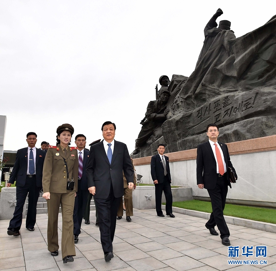 10月10日，正在朝鮮訪問的中共中央政治局常委、中央書記處書記劉云山在平壤參觀朝鮮祖國解放戰(zhàn)爭勝利紀(jì)念館。 新華社記者 李濤 攝