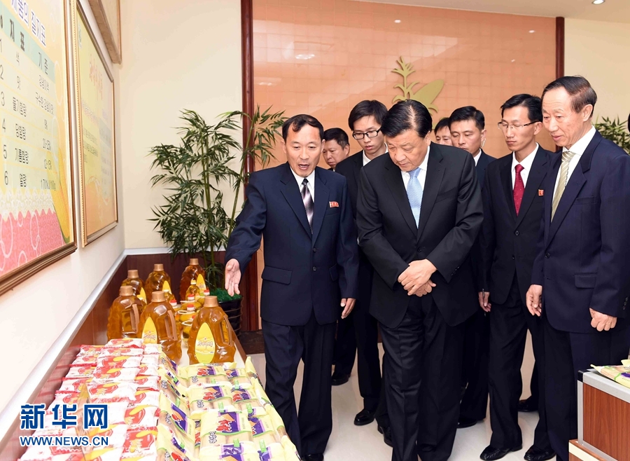 10月11日，中共中央政治局常委、中央書記處書記劉云山參觀考察平壤玉米加工廠。 新華社記者 饒愛民 攝