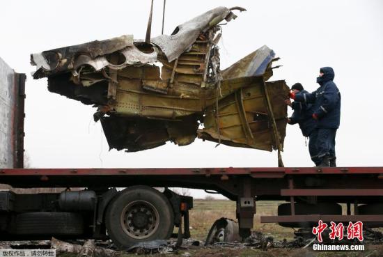 資料圖：2014年11月16日，烏克蘭頓涅茨克地區(qū)，墜毀MH17飛機事故現(xiàn)場成功搜尋到起落架的部分殘骸，一大塊機身殘片等。
