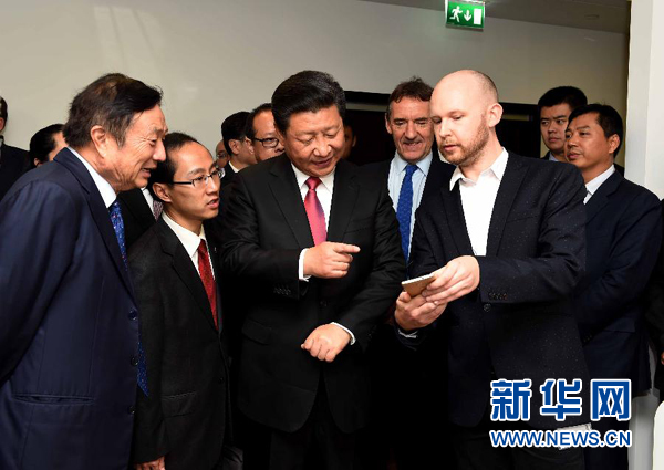 10月21日，國家主席習(xí)近平在倫敦參觀華為英國公司。 新華社記者 饒愛民 攝