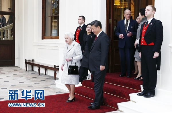 10月22日，國家主席習(xí)近平和夫人彭麗媛離開白金漢宮。離開前，英國女王伊麗莎白二世和丈夫菲利普親王專門前來同習(xí)近平夫婦親切話別。新華社記者 鞠鵬 攝