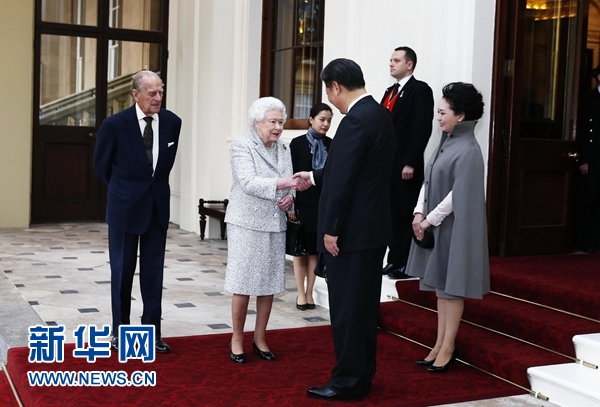 10月22日，國家主席習(xí)近平和夫人彭麗媛離開白金漢宮。離開前，英國女王伊麗莎白二世和丈夫菲利普親王專門前來同習(xí)近平夫婦親切話別。新華社記者 鞠鵬 攝