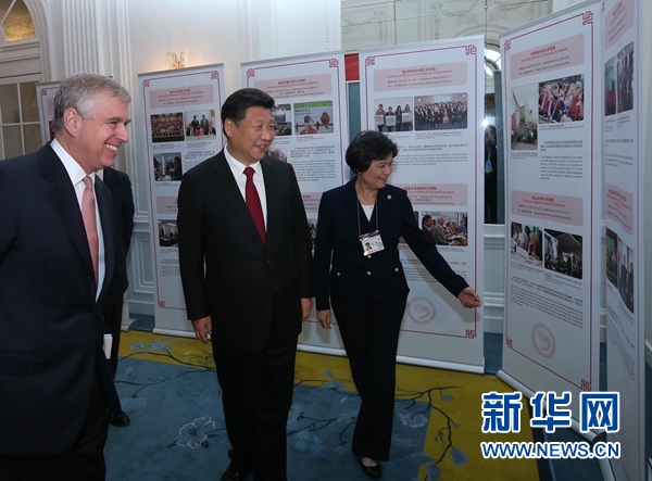 10月22日，國家主席習(xí)近平在倫敦出席全英孔子學(xué)院和孔子課堂年會開幕式。這是習(xí)近平參觀全英孔子學(xué)院和孔子課堂成果圖片展。 新華社記者 龐興雷 攝