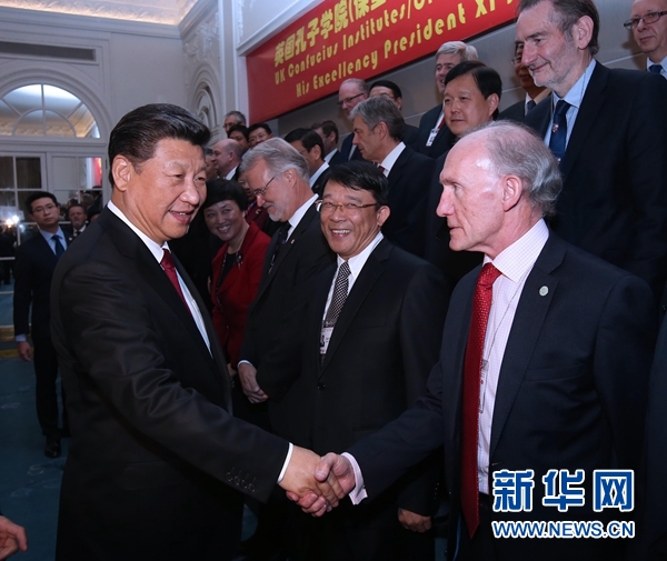 10月22日，國家主席習(xí)近平在倫敦出席全英孔子學(xué)院和孔子課堂年會開幕式。這是習(xí)近平同參加開幕式的嘉賓親切交談。 新華社記者 龐興雷 攝 