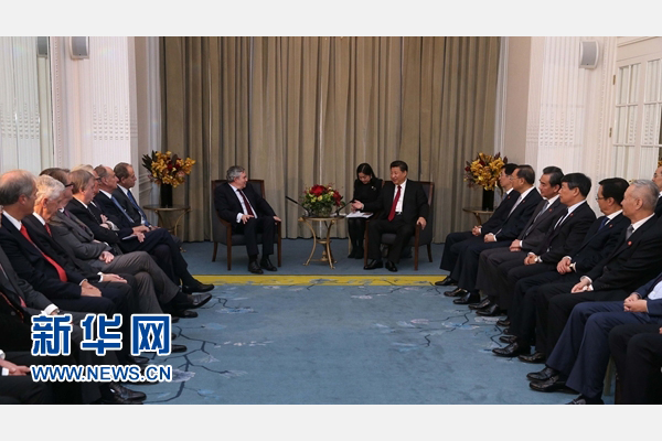10月22日，國(guó)家主席習(xí)近平在倫敦集體會(huì)見英國(guó)前首相布朗等英國(guó)友人。新華社記者 龐興雷 攝 