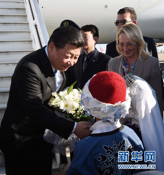 11月14日，國家主席習(xí)近平抵達(dá)土耳其安塔利亞，應(yīng)土耳其共和國總統(tǒng)埃爾多安邀請，出席二十國集團領(lǐng)導(dǎo)人第十次峰會。這是土耳其兒童向習(xí)近平主席獻(xiàn)花。新華社記者 饒愛民 攝 