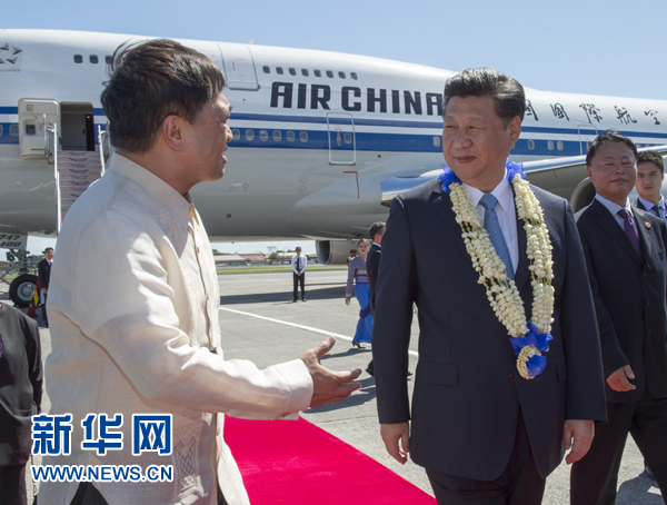 11月17日，國家主席習近平抵達菲律賓首都馬尼拉尼諾·阿基諾國際機場，出席即將舉行的亞太經(jīng)合組織第二十三次領導人非正式會議。菲律賓高級官員到機場迎接習近平主席。新華社記者李學仁攝