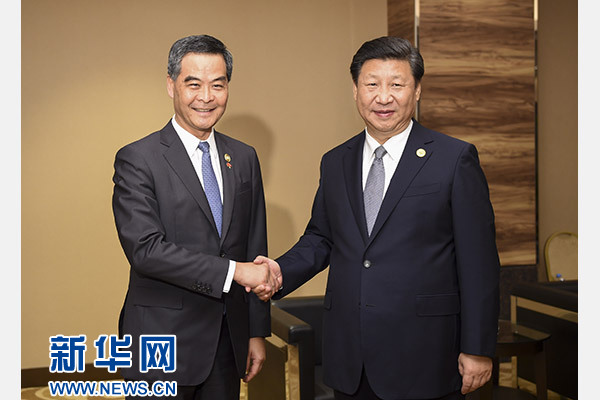 11月18日，國(guó)家主席習(xí)近平在菲律賓馬尼拉會(huì)見(jiàn)前來(lái)出席亞太經(jīng)合組織第二十三次領(lǐng)導(dǎo)人非正式會(huì)議的香港特別行政區(qū)行政長(zhǎng)官梁振英。新華社記者謝環(huán)馳攝