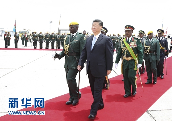 12月1日，中國國家主席習近平乘專機抵達津巴布韋首都哈拉雷，開始對津巴布韋進行國事訪問。津巴布韋總統(tǒng)穆加貝在機場舉行隆重歡迎儀式。這是習近平檢閱儀仗隊。新華社記者 黃敬文 攝 