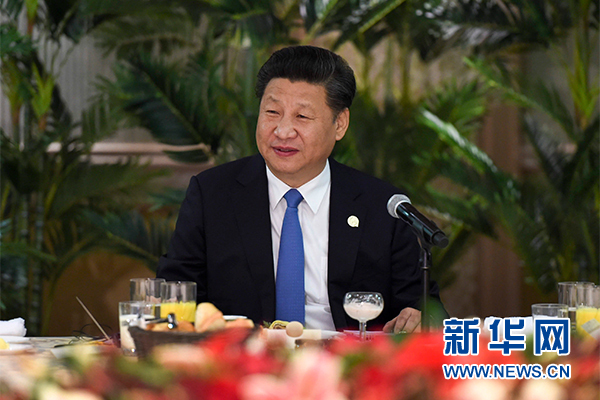 12月4日，國(guó)家主席習(xí)近平在約翰內(nèi)斯堡集體會(huì)見(jiàn)13位非洲國(guó)家領(lǐng)導(dǎo)人。 新華社記者 謝環(huán)馳 攝