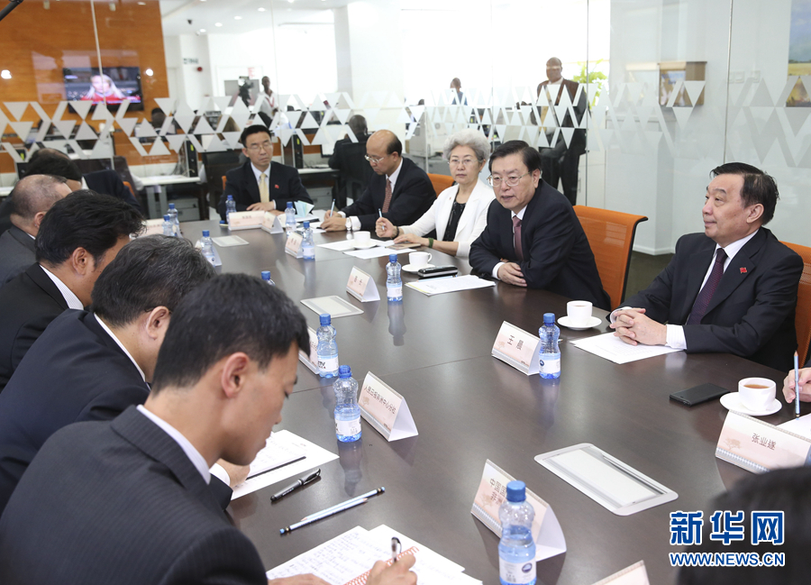 這是3月25日，張德江在肯尼亞首都內(nèi)羅畢考察中央電視臺(tái)非洲分臺(tái)并接見中央媒體駐非洲機(jī)構(gòu)負(fù)責(zé)人。 新華社記者馬占成攝