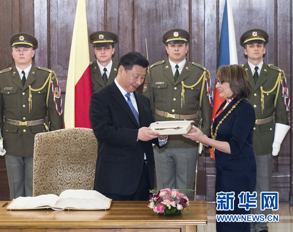 當?shù)貢r間3月29日，國家主席習(xí)近平在捷克布拉格會見布拉格市長科爾娜喬娃，并接受科爾娜喬娃代表該市贈予的城市鑰匙。 新華社記者 王曄 攝