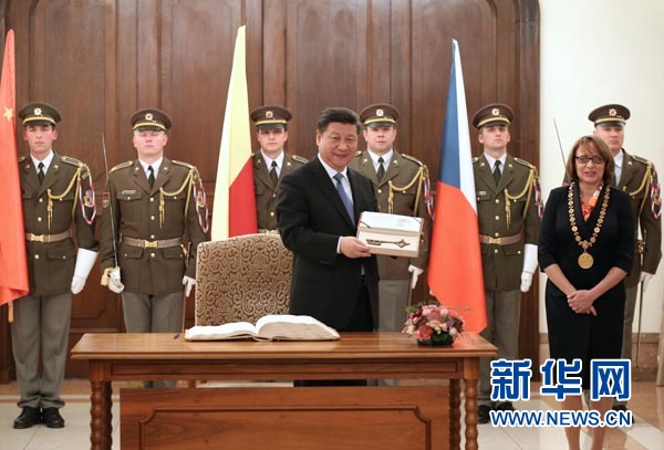 當?shù)貢r間3月29日，國家主席習(xí)近平在捷克布拉格會見布拉格市長科爾娜喬娃，并接受科爾娜喬娃代表該市贈予的城市鑰匙。 新華社記者 龐興雷攝