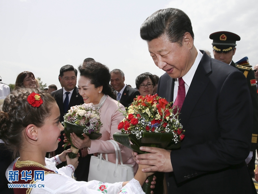  6月17日，國(guó)家主席習(xí)近平乘專機(jī)抵達(dá)貝爾格萊德，開(kāi)始對(duì)塞爾維亞共和國(guó)進(jìn)行國(guó)事訪問(wèn)。塞爾維亞少年兒童向習(xí)近平和夫人彭麗媛獻(xiàn)上鮮花。新華社記者 蘭紅光 攝 