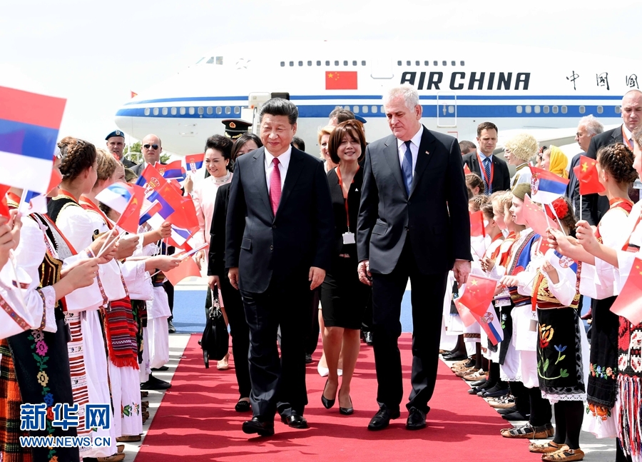6月17日，國(guó)家主席習(xí)近平乘專機(jī)抵達(dá)貝爾格萊德，開(kāi)始對(duì)塞爾維亞共和國(guó)進(jìn)行國(guó)事訪問(wèn)。習(xí)近平和夫人彭麗媛在機(jī)場(chǎng)受到塞爾維亞總統(tǒng)尼科利奇夫婦的熱情迎接。新華社記者 饒愛(ài)民 攝