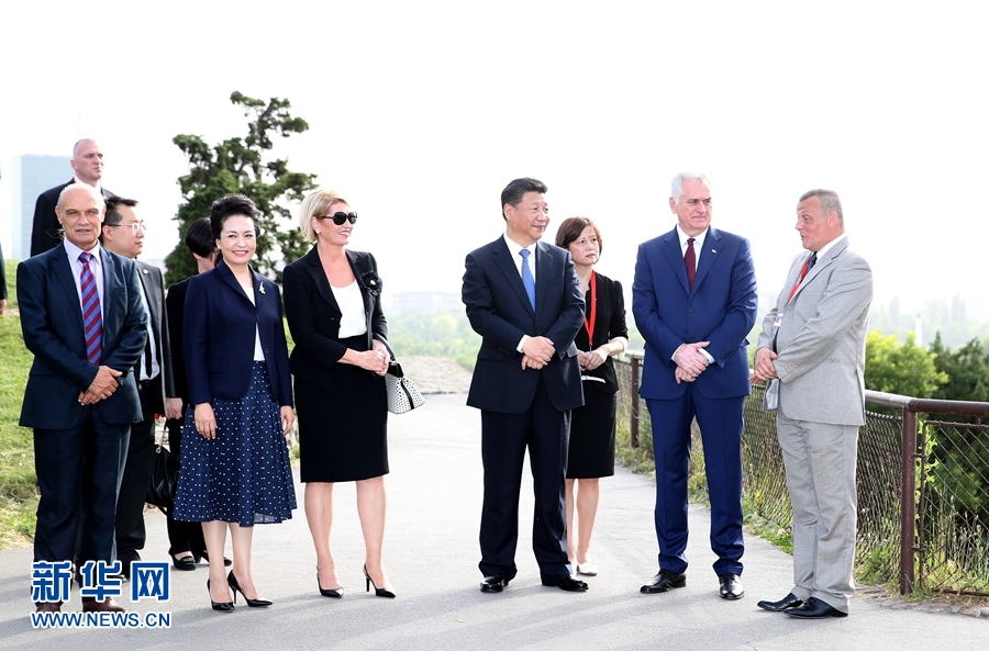 6月17日，中國國家主席習(xí)近平和夫人彭麗媛在塞爾維亞總統(tǒng)尼科利奇夫婦陪同下參觀具有悠久歷史的貝爾格萊德卡萊梅格丹公園。 新華社記者 馬占成 攝