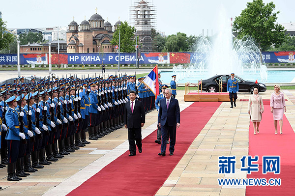 6月18日，國家主席習近平出席塞爾維亞總統(tǒng)尼科利奇在貝爾格萊德舉行的隆重歡迎儀式。 新華社記者饒愛民攝