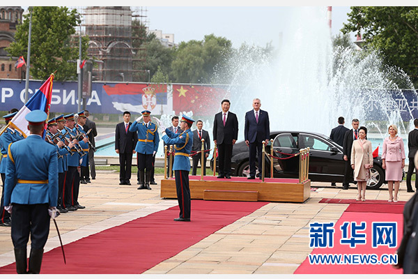  6月18日，國家主席習近平出席塞爾維亞總統(tǒng)尼科利奇在貝爾格萊德舉行的隆重歡迎儀式。 新華社記者馬占成攝