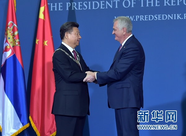 6月18日，國(guó)家主席習(xí)近平在貝爾格萊德同塞爾維亞總統(tǒng)尼科利奇舉行會(huì)談。會(huì)談后，尼科利奇向習(xí)近平授予塞爾維亞最高級(jí)別勛章“共和國(guó)一級(jí)榮譽(yù)勛章”，感謝習(xí)近平為中塞關(guān)系發(fā)展作出的杰出貢獻(xiàn)。新華社記者 李濤 攝 