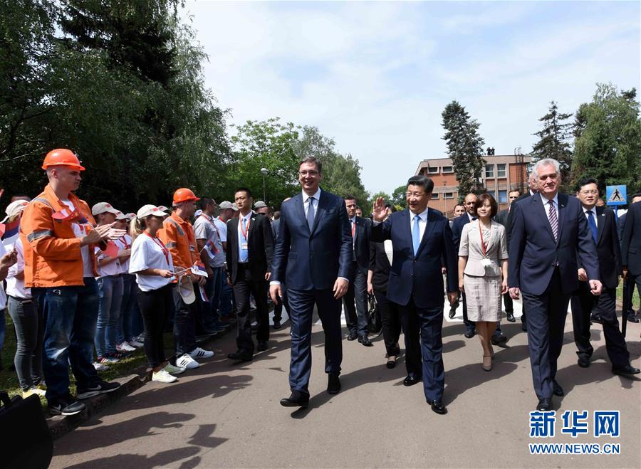 6月19日上午，國家主席習(xí)近平在貝爾格萊德參觀河鋼集團(tuán)塞爾維亞斯梅代雷沃鋼廠。習(xí)近平抵達(dá)時，塞爾維亞總統(tǒng)尼科利奇、總理武契奇在停車處熱情迎接。鋼廠工人和家屬、當(dāng)?shù)厥忻駭?shù)千人夾道歡迎。新華社記者 饒愛民 攝