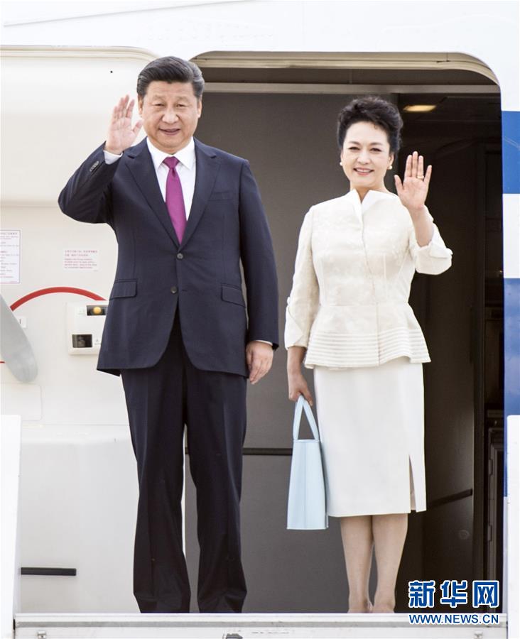 6月19日，國家主席習近平抵達華沙，開始對波蘭共和國進行國事訪問。這是習近平和夫人彭麗媛步出艙門。 新華社記者 謝環(huán)馳 攝 