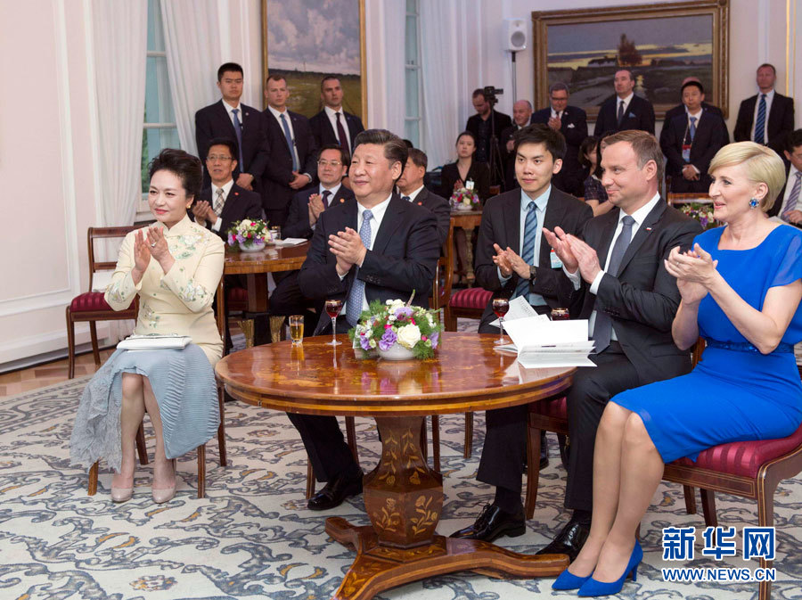 6月19日，國家主席習(xí)近平和夫人彭麗媛下午抵達(dá)波蘭首都華沙，當(dāng)晚即應(yīng)邀來到貝爾維德宮做客。這是習(xí)近平和彭麗媛同杜達(dá)夫婦共同欣賞波蘭馬佐夫舍民族歌舞團(tuán)的精彩演出。新華社記者 謝環(huán)馳 攝 