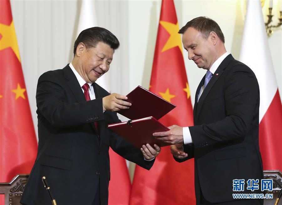 6月20日，國家主席習(xí)近平在華沙同波蘭總統(tǒng)杜達(dá)舉行會談。這是會談后，兩國元首共同簽署《中華人民共和國和波蘭共和國關(guān)于建立全面戰(zhàn)略伙伴關(guān)系的聯(lián)合聲明》。新華社記者蘭紅光攝