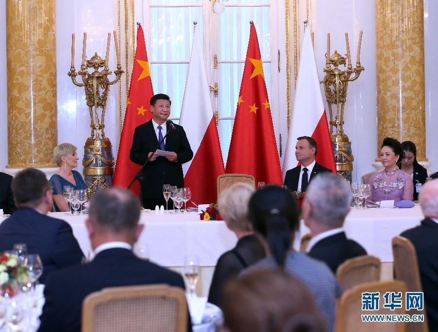 6月20日，國家主席習近平出席波蘭總統(tǒng)杜達在華沙王宮舉行的盛大歡迎晚宴。 新華社記者 劉衛(wèi)兵 攝