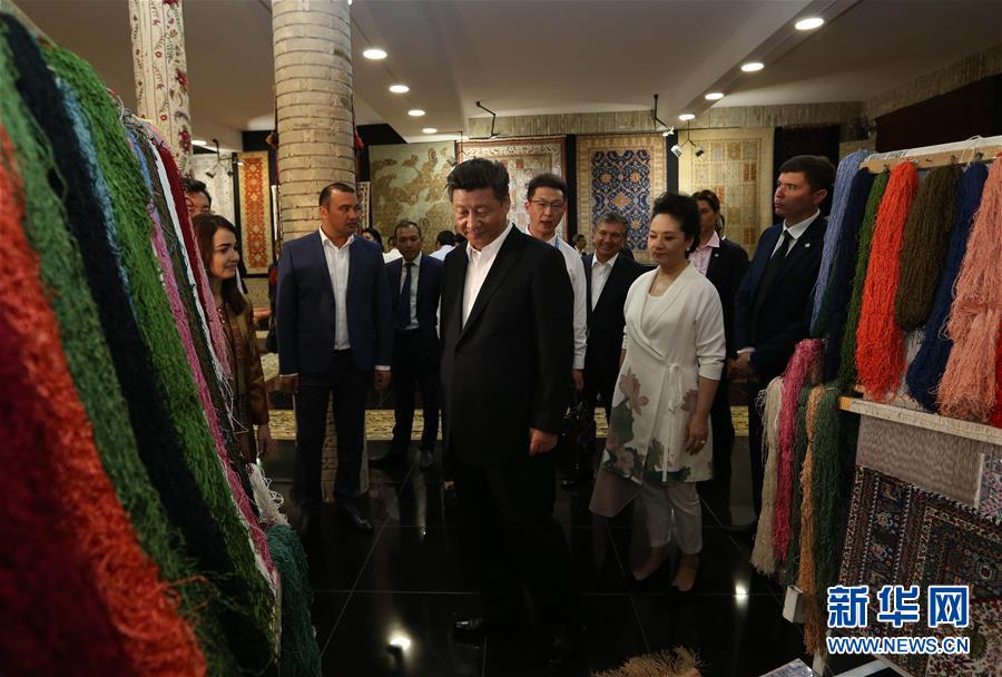 6月21日下午，正在對烏茲別克斯坦進行國事訪問的國家主席習近平在烏茲別克斯坦總理米爾濟約耶夫陪同下，來到布哈拉古城參觀這座被稱為“絲綢之路活化石”的歷史文化名城。這是習近平和夫人彭麗媛參觀一家地毯和絲綢作坊。新華社記者蘭紅光攝