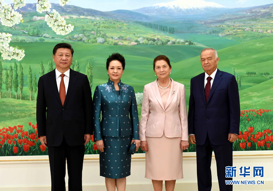 6月22日，國家主席習(xí)近平在塔什干庫克薩萊國賓館同烏茲別克斯坦總統(tǒng)卡里莫夫舉行會(huì)談。會(huì)談前，習(xí)近平出席卡里莫夫舉行的歡迎儀式。習(xí)近平和夫人彭麗媛受到卡里莫夫和夫人卡里莫娃熱情迎接。新華社記者饒愛民攝