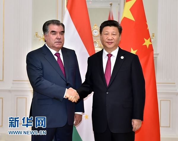 6月23日，國家主席習(xí)近平在塔什干會(huì)見塔吉克斯坦總統(tǒng)拉赫蒙。新華社記者李濤攝
