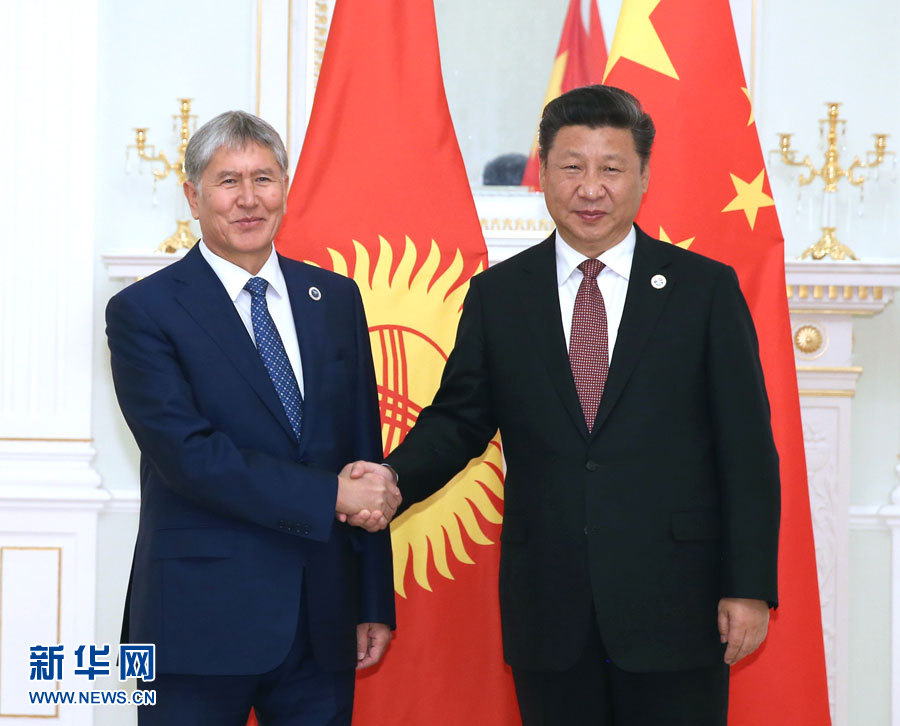 6月24日，國家主席習(xí)近平在烏茲別克斯坦塔什干會(huì)見吉爾吉斯斯坦總統(tǒng)阿坦巴耶夫。 新華社記者 馬占成 攝