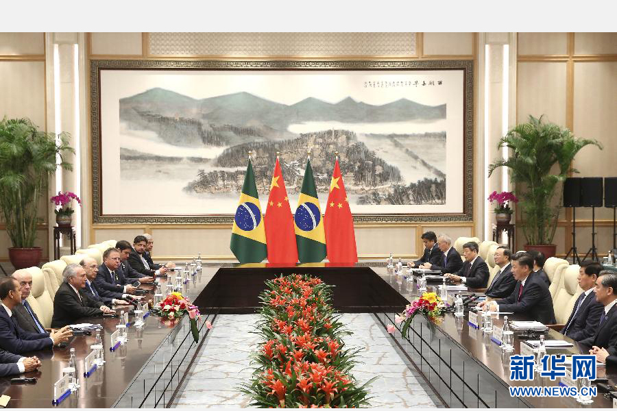 9月2日，國(guó)家主席習(xí)近平在杭州會(huì)見(jiàn)前來(lái)出席二十國(guó)集團(tuán)領(lǐng)導(dǎo)人杭州峰會(huì)的巴西總統(tǒng)特梅爾。 新華社記者龐興雷攝