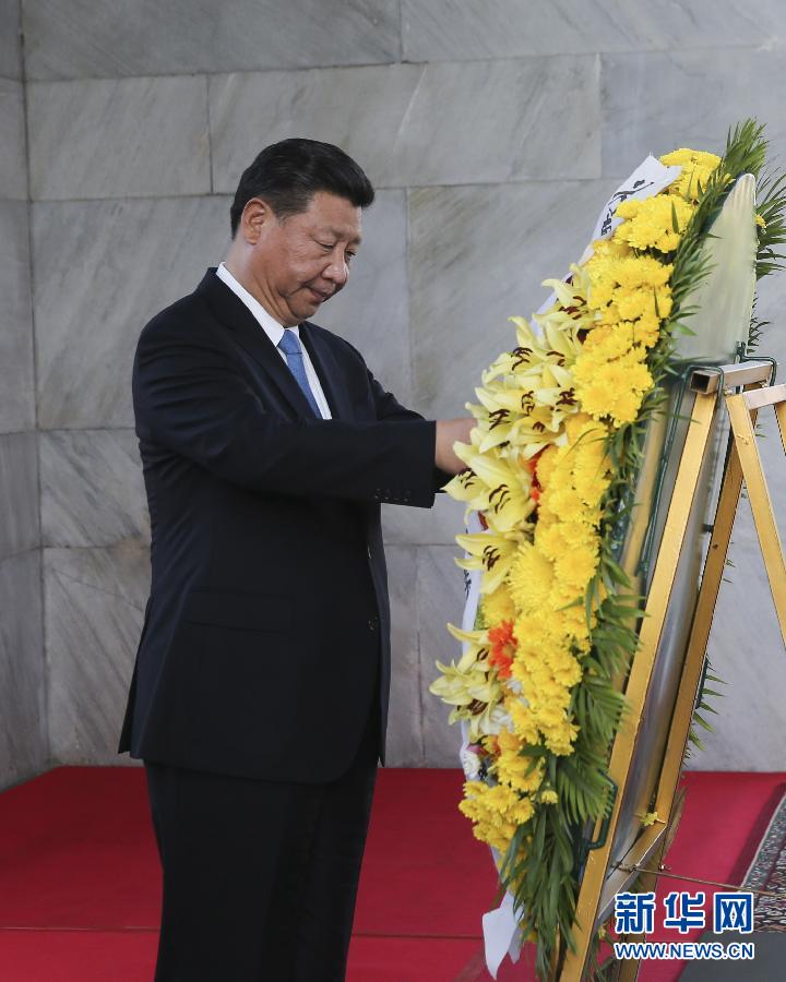 10月13日，國家主席習(xí)近平在金邊同柬埔寨首相洪森舉行會談。會談前，習(xí)近平向柬埔寨獨(dú)立紀(jì)念碑獻(xiàn)花圈。 新華社記者丁林?jǐn)z 