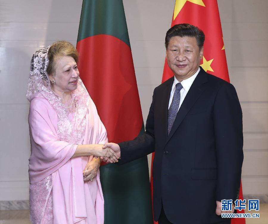 10月14日，國(guó)家主席習(xí)近平在達(dá)卡會(huì)見孟加拉國(guó)民族主義黨主席卡莉達(dá)·齊亞。  新華社記者龐興雷攝 