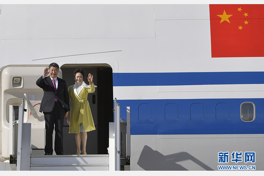 當(dāng)?shù)貢r(shí)間11月17日，國(guó)家主席習(xí)近平乘專機(jī)抵達(dá)基多，開(kāi)始對(duì)厄瓜多爾共和國(guó)進(jìn)行國(guó)事訪問(wèn)。這是習(xí)近平與夫人彭麗媛向歡迎人群揮手致意。新華社記者 王曄 攝 