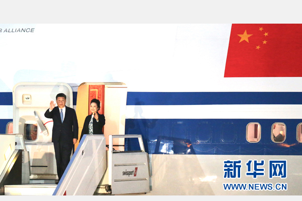 當(dāng)?shù)貢r間11月18日，國家主席習(xí)近平抵達(dá)利馬，出席亞太經(jīng)合組織第二十四次領(lǐng)導(dǎo)人非正式會議并對秘魯共和國進(jìn)行國事訪問。習(xí)近平和夫人彭麗媛受到秘魯副總統(tǒng)阿勞斯等熱情迎接。新華社記者 丁林 攝