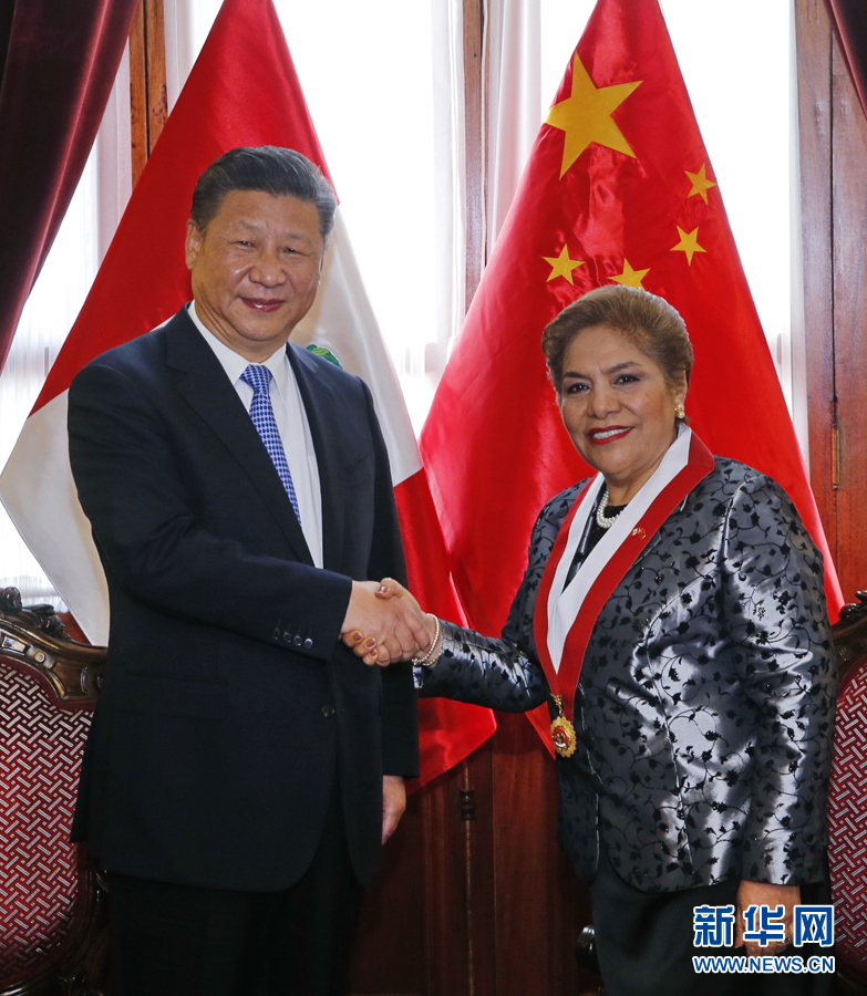 11月21日，國(guó)家主席習(xí)近平在利馬會(huì)見(jiàn)秘魯國(guó)會(huì)主席薩爾加多。新華社記者 鞠鵬 攝