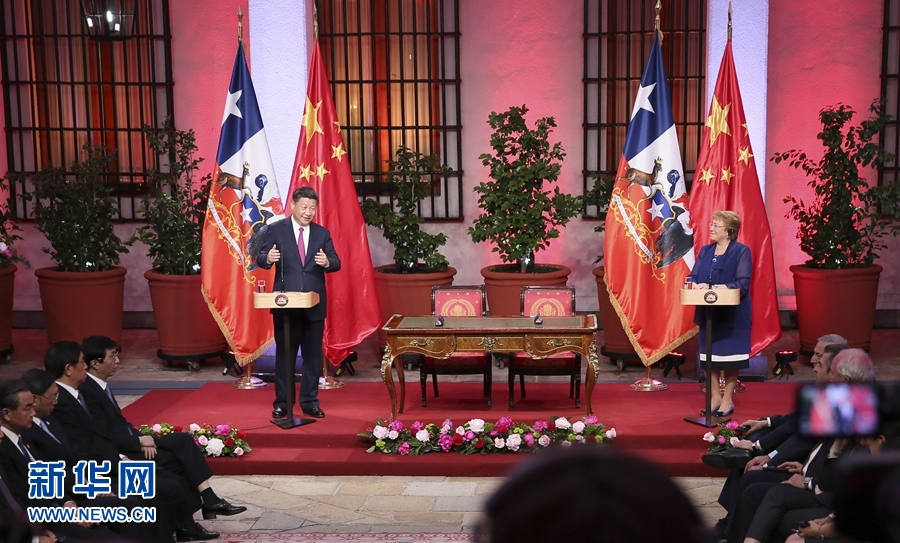 11月22日，國家主席習(xí)近平在圣地亞哥同智利總統(tǒng)巴切萊特舉行會談。這是會談后，兩國元首共同會見記者。 新華社記者 蘭紅光 攝