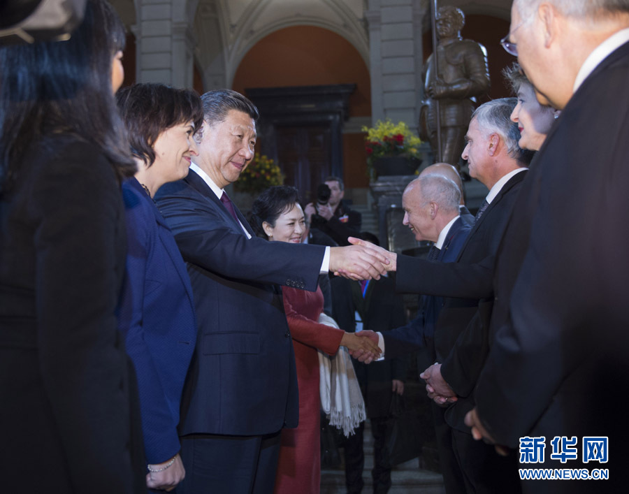 1月15日，國家主席習(xí)近平在伯爾尼出席瑞士聯(lián)邦委員會全體委員集體舉行的迎接儀式并致辭。 新華社記者 謝環(huán)馳 攝