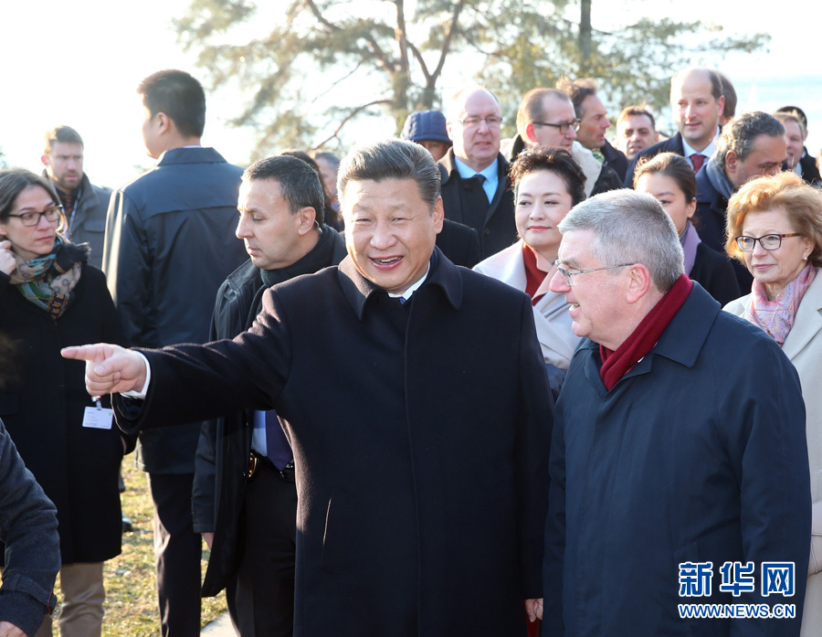 1月18日，國(guó)家主席習(xí)近平在瑞士洛桑國(guó)際奧林匹克博物館會(huì)見(jiàn)國(guó)際奧林匹克委員會(huì)主席巴赫。這是會(huì)見(jiàn)后，習(xí)近平和夫人彭麗媛在巴赫主席夫婦陪同下，參觀國(guó)際奧林匹克博物館。新華社記者 姚大偉 攝