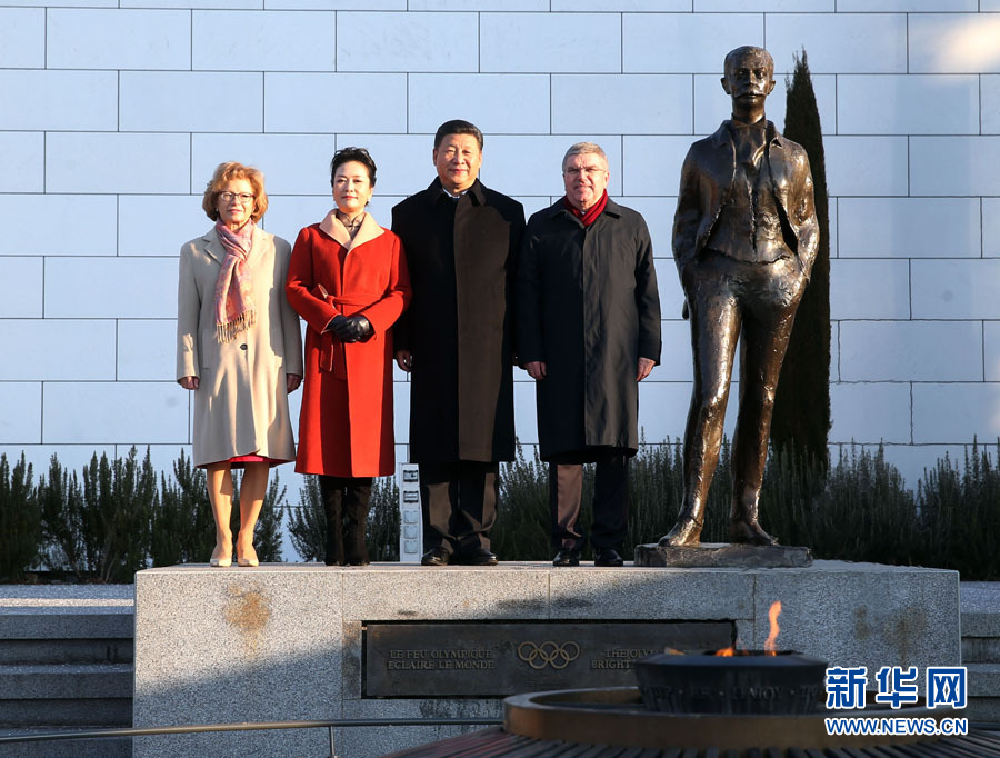 1月18日，國(guó)家主席習(xí)近平在瑞士洛桑國(guó)際奧林匹克博物館會(huì)見(jiàn)國(guó)際奧林匹克委員會(huì)主席巴赫。這是習(xí)近平和夫人彭麗媛與巴赫夫婦在現(xiàn)代奧林匹克運(yùn)動(dòng)發(fā)起人顧拜旦雕像前合影。新華社記者 姚大偉 攝