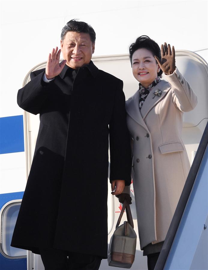 4月4日，國家主席習(xí)近平乘專機(jī)抵達(dá)赫爾辛基，開始對芬蘭共和國進(jìn)行國事訪問。這是習(xí)近平和夫人彭麗媛步出艙門。 新華社記者 饒愛民 攝 